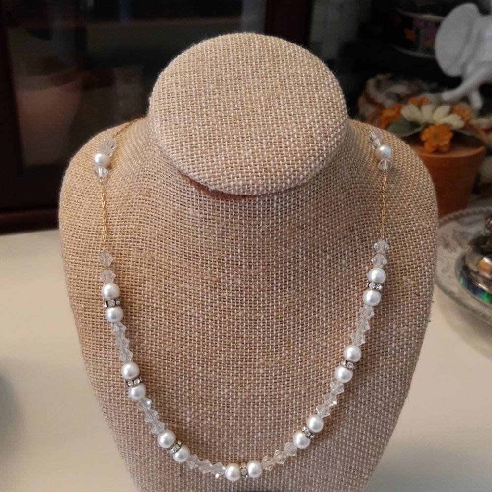 Elegant Pearl and Crystal Necklace